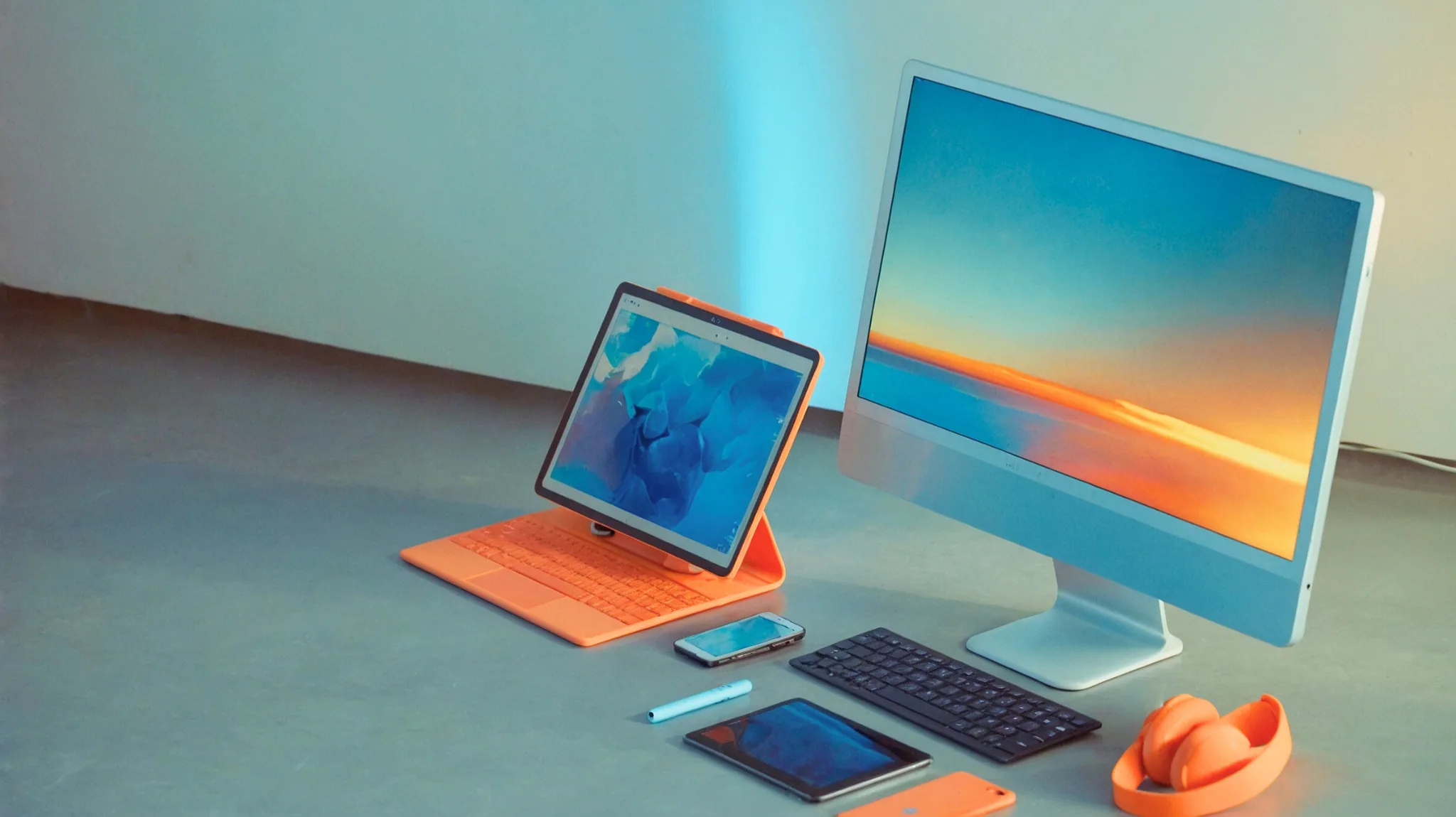 Moderne Arbeitsgeräte als Symbol für Managed Client Services und IT-Systemhaus Verschiedene IT-Endgeräte wie Tablet, Smartphone und Desktop als Sinnbild für Managed Client Services und IT-Systemhaus